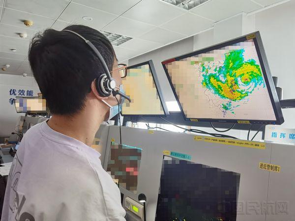 宁波空管站进近管制员观察雷达图上台风情况配合指挥(蒋曜/摄)